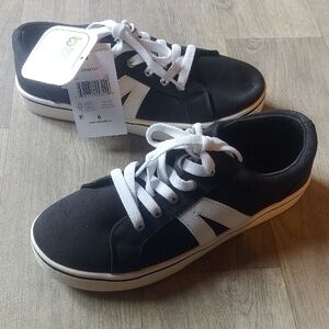 Black & White Kids Size 6 George Shoes With Laces Sneakers